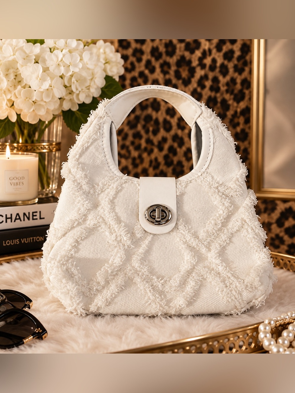 🤍 NEW 🤍 Super Cute White Mini Purse With Silver Turn-Lock 🤍